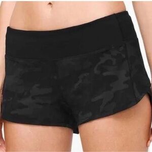Lululemon Speed Up Shorts Size 10 Reg 2.5” Low Rise Lined Black Camo EUC